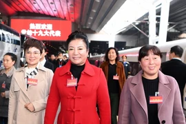 Các đại biểu của tỉnh Hà Nam tới thủ đô Bắc Kinh tham dự Đại hội, ngày 15/10. (Nguồn: THX/TTXVN)