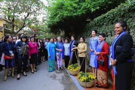 Phu nhân của Chủ tịch nước Trần Đại Quang đã cùng các Phu nhân Trưởng đoàn các nền kinh tế thành viên APEC đi thăm Phố cổ Hội An. (Ảnh: TTXVN)