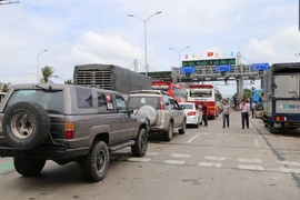 Tài xế dùng cách chi trả mới, trạm BOT Cai Lậy lại phải xả cửa