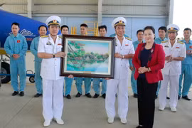 Chủ tịch Quốc hội Nguyễn Thị Kim Ngân tặng quà cho cán bộ chiến sỹ Lữ đoàn 954. (Ảnh: TTXVN phát)