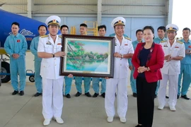 Chủ tịch Quốc hội Nguyễn Thị Kim Ngân tặng quà cho cán bộ chiến sỹ Lữ đoàn 954. (Ảnh: TTXVN phát)