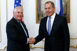 Ngoại trưởng Nga Lavrov (phải) hội đàm với Ngoại trưởng Mỹ bên lề cuộc họp Hội đồng Ngoại trưởng các nước thành viên OSCE tại Vienna (Áo). (Nguồn: TASS)
