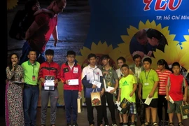 Trẻ em được nhận quà. (Ảnh: Hoàng Hải/Vietnam+)