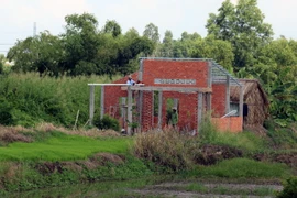 Hộ nghèo xã Đông Hòa, huyện An Minh (Kiên Giang) được hỗ trợ xây dựng nhà ở ổn định. (Ảnh: Lê Huy Hải/TTXVN)