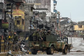 Binh sỹ Philippines tuần tra tại Marawi sau khi thành phố này được giải phóng ngày 17/10. (Nguồn: THX/TTXVN)