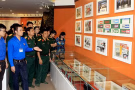 Đại diện Đoàn thanh niên TTXVN và Đoàn thanh niên Sư đoàn 304 trong lần tham quan phòng truyền thống TTXVN. (Ảnh: Phạm Kiên/TTXVN)