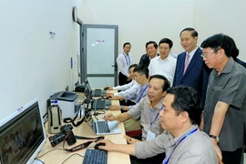 Chủ tịch nước Trần Đại Quang với cán bộ, phóng viên, biên tập viên TTXVN. (Ảnh: Nhan Sáng/TTXVN)