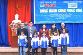 Trao tặng gần 200 áo khoác ấm đồng phục cho học sinh trường Tiểu học B xã Minh Tân, huyện Vị Xuyên. (Ảnh: Minh Tâm/TTXVN)