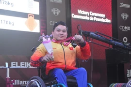 Nguyễn Bình An nhận huy chương bạc. (Ảnh: Việt Hùng/Vietnam+)