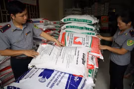 Kiểm tra một cửa hàng kinh doanh thức ăn chăn nuôi. (Nguồn: TTXVN)