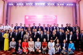 Các đại biểu tham dự hội thảo chụp ảnh lưu niệm. (Ảnh: Phạm Kiên/Vietnam+)