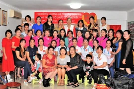 Hội viên Hội Đồng hương Hà Tĩnh chụp ảnh lưu niệm. (Ảnh: Xuân Tuấn-Hoài Nam/Vietnam+)