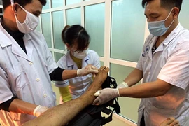 Các y bác sỹ Bệnh viện đa khoa tỉnh Lai Châu tập trung cứu chữa các nạn nhân. (Ảnh: Việt Hoàng/TTXVN)