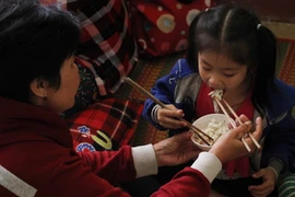 Sinh hoạt của người dân tại các nơi được bố trí để tránh trú bão số 16. (Ảnh: Huỳnh Thế Anh/TTXVN)