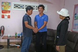 Cha mẹ hai em Trâm Anh, Trâm Nhi cảm ơn 'người hùng' Nguyễn Thanh Tùng. (Ảnh: Nguyễn Dũng/TTXVN)