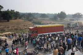 Người dân di chuyển tại khu vực Birgunj, biên giới Nepal-Ấn Độ. (Nguồn: AFP/TTXVN)