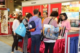 Gian hàng của Việt Nam thu hút sự quan tâm của khách tham quan. (Ảnh: Nguyễn Giang/TTXVN)