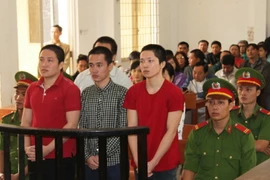 Các bị cáo tại phiên tòa sơ thẩm. (Ảnh: Công Mạo/TTXVN)