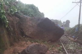 Khối đá nặng khoảng 10 tấn nằm chắn ngang đường sắt Bắc Nam