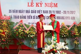 Phó giáo sư-tiến sỹ Nguyễn Đức Hòa, Hiệu trưởng Trường Đại học Đà Lạt, trao bằng Tiến sỹ danh dự cho ông Hwang Kyo Ahn. (Ảnh: Nguyễn Dũng/TTXVN)