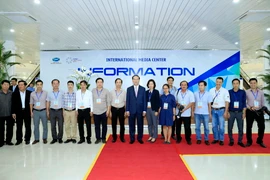 Chủ tịch nước Trần Đại Quang với cán bộ, phóng viên, biên tập viên TTXVN. (Ảnh: Nhan Sáng/TTXVN)