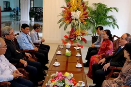Bí thư Thành ủy Thành phố Hồ Chí Minh Nguyễn Thiện Nhân cùng đoàn công tác đến thăm và chúc mừng các chức sắc tại Văn phòng Giám mục Việt Nam. (Ảnh: Thế Anh/TTXVN)