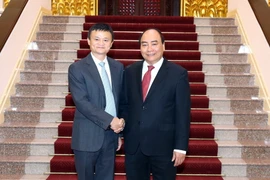 Thủ tướng Nguyễn Xuân Phúc tiếp ông Jack Ma, Chủ tịch Tập đoàn thương mại điện tử Alibaba (Trung Quốc). (Ảnh: Thống Nhất/TTXVN)