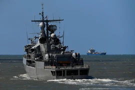 Tàu khu trục ARA Sarandi của hải quân Argentina tham gia tìm kiếm tàu ngầm ARA San Juan bị mất tích trên vùng biển phía nam thủ đô Buenos Aires ngày 21/11. (Nguồn: AFP/TTXVN)