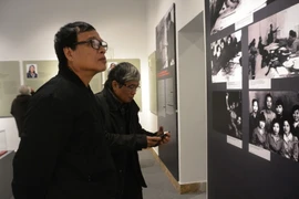 Các đại biểu xem trưng bày tại triển lãm. (Ảnh: Đinh Thuận/TTXVN)