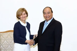 Thủ tướng Nguyễn Xuân Phúc tiếp bà Teresa Ribeiro, Quốc vụ khanh Ngoại giao Bồ Đào Nha. (Ảnh: Thống Nhất/TTXVN)