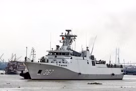 Tàu Kri Sultan Iskandar Muda 367 chuẩn bị cập Cảng quốc tế Thành phố Hồ Chí Minh. (Ảnh: Thế Anh/TTXVN)