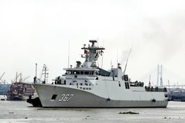 Tàu Kri Sultan Iskandar Muda 367 chuẩn bị cập Cảng quốc tế Thành phố Hồ Chí Minh. (Ảnh: Thế Anh/TTXVN)