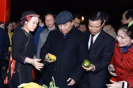 Thủ tướng Nguyễn Xuân Phúc thăm Khu trưng bày sản phẩm tiêu biểu của tỉnh Hà Giang nhân dịp thăm, làm việc và dự Hội nghị xúc tiến đầu tư tại tỉnh Hà Giang. (Ảnh: Thống Nhất/TTXVN)