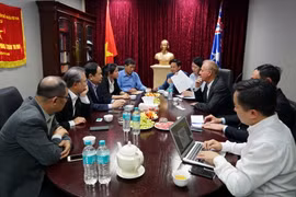 Ông Trần Thanh Mẫn gặp và làm việc với Chủ tịch Hiệp hội nhập khẩu Thủy sản Australia Norman Grant tại trụ sở Tổng lãnh sự quán Việt Nam tại Sydney, bang New South Wales. (Ảnh: Sao Băng/Vietnam+)