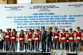 Trao tặng 46 suất học bổng cho sinh viên các trường đại học, cao đẳng thành phố là Chi hội Hữu nghị Việt-Hàn. (Ảnh: Thế Anh/TTXVN)