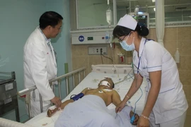 Bệnh nhân Đoàn Hữu C. đang được theo dõi và điều trị tại Bệnh viện đa khoa Đồng Nai. (Ảnh: Lê Xuân/TTXVN)
