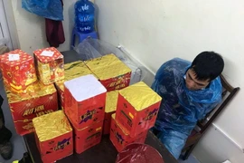 Đối tượng Nguyễn Văn Luân cùng tang vật. (Ảnh: Nguyễn Xuân Hoàng/TTXVN)