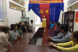 Các đối tượng bị bắt tham gia vụ đánh bạc tại cơ quan công an. (Ảnh: Huỳnh Thế Anh/TTXVN)