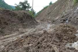Con đường dẫn vào xã Kim Bon, huyện Phù Yên bị sạt lở. (Ảnh: Nguyễn Chiến/TTXVN)