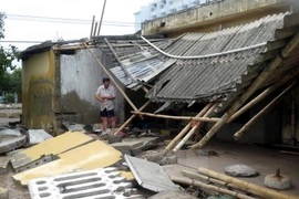 Kiốt bán hàng ở thị trấn Thịnh Long, huyện Hải Hậu, tỉnh Nam Định bị ảnh hưởng nặng sau bão. (Ảnh: Nguyễn Lành/TTXVN)