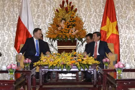 Chủ tịch Ủy ban Nhân dân Thành phố Hồ Chí Minh Nguyễn Thành Phong tiếp Tổng thống Cộng hòa Ba Lan Andrzej Duda và Phu nhân đang trong chuyến thăm cấp Nhà nước tại Việt Nam. (Ảnh: Thanh Vũ/TTXVN)