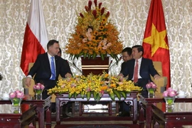 Chủ tịch Ủy ban Nhân dân Thành phố Hồ Chí Minh Nguyễn Thành Phong tiếp Tổng thống Cộng hòa Ba Lan Andrzej Duda và Phu nhân đang trong chuyến thăm cấp Nhà nước tại Việt Nam. (Ảnh: Thanh Vũ/TTXVN)