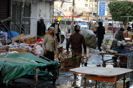 Hiện trường cuộc xung đột giữa phiến quân Houthi và lực lượng của cựu Tổng thống Yemen Ali Abdullah Saleh gần tư dinh của ông Saleh ở Sanaa ngày 4/12. (Nguồn: THX/TTXVN)