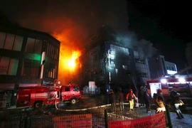 Khói lửa bốc lên từ hiện trường vụ hỏa hoạn. (Nguồn: AFP/TTXVN)