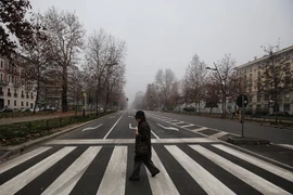 Người dân đi bộ trên một tuyến phố ở Milan, Italy. (Nguồn: AFP/TTXVN)