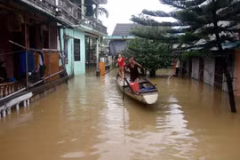 Người dân dùng thuyền thay xe để đi lại. (Ảnh: Trịnh Bang Nhiệm/TTXVN)
