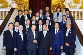 Thủ tướng Nguyễn Xuân Phúc tiếp ông Hiroshi Ozaki, Chủ tịch Phòng Thương mại và Công nghiệp Osaka, Nhật Bản. (Ảnh: Thống Nhất/TTXVN)