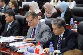 Bộ trưởng Thương mại quốc tế Canada Francois-Philippe Champagne (bên phải) dự Hội nghị Bộ trưởng TPP. (Ảnh: TTXVN)