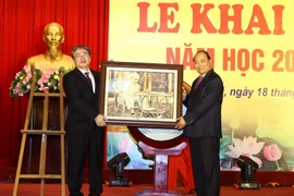 Thủ tướng Nguyễn Xuân Phúc tặng bức ảnh chân dung Chủ tịch Hồ Chí Minh cho Học viện Hành chính Quốc gia. (Ảnh: Thống Nhất/TTXVN)