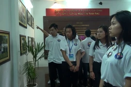 Các học sinh, sinh viên kiều bào tham quan nhà trưng bày tại Khu di tích lăng cụ Phó bảng Nguyễn Sinh Sắc. (Ảnh: Chương Đài/TTXVN)